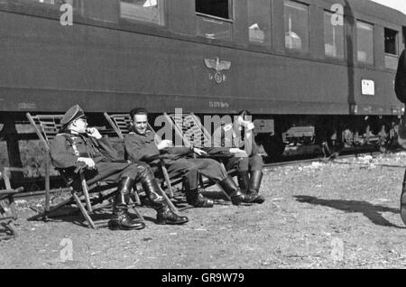 Soldaten der deutschen Wehrmacht vor einen Zug auf den 2. Weltkrieg Stockfoto