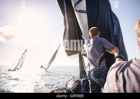 Mann am sonnigen Meer segeln Stockfoto