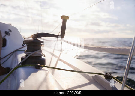 Segeln-Seilwinde und Griff auf Segelboot Stockfoto