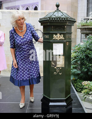 Die Herzogin von Cornwall untersucht einen Penfold Briefkasten sie gerade vorgestellt, wie sie einen Empfang anlässlich des 500. Jubiläums der Royal Mail in Merchant Taylor Hall in London besucht. Stockfoto