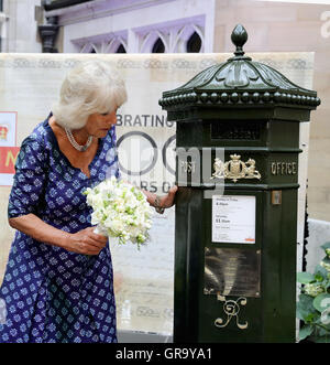 Die Herzogin von Cornwall untersucht einen Penfold Briefkasten sie gerade vorgestellt, wie sie einen Empfang anlässlich des 500. Jubiläums der Royal Mail in Merchant Taylor Hall in London besucht. Stockfoto