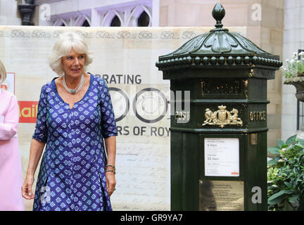 Die Herzogin von Cornwall untersucht einen Penfold Briefkasten sie gerade vorgestellt, wie sie einen Empfang anlässlich des 500. Jubiläums der Royal Mail in Merchant Taylor Hall in London besucht. Stockfoto