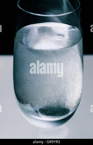 Brausetablette In Wasser Glas Stockfoto