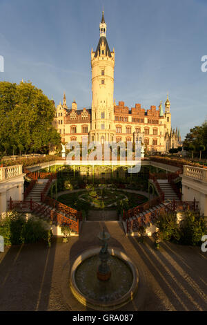 Schweriner Schloss In der Abendsonne Stockfoto