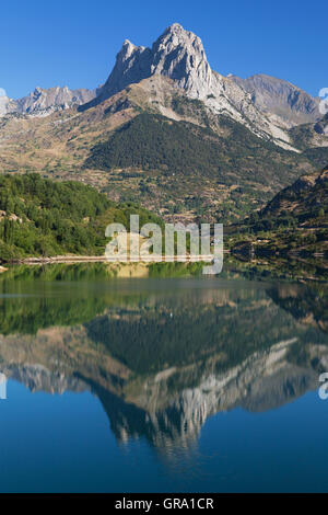 Penya Foratata spiegelt sich in Lanuza Reservoir in den Pyrenäen von Huesca, Pyrenäen von Huesca, Spanien. Stockfoto