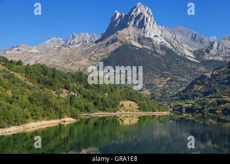 Foratata Peak spiegelt sich in Lanuza Reservoir in Tena-Tal, Pyrenäen, Huesca, Spanien. Stockfoto