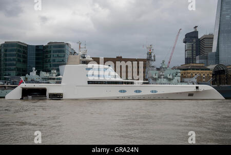 Ein 390ft Motoryacht Zugehörigkeit zu russischen Tycoon Andrey Melnichenko auf der Themse in London. Stockfoto