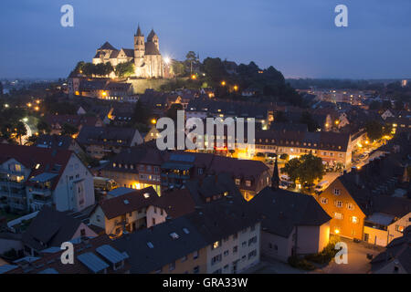 Blick vom Berg der Eckartsberg in Breisach mit St. Stephansmünster Dom bei Nacht, Breisach Am Rhein, Oberrhein, Baden Württemberg, Deutschland, Europa Stockfoto