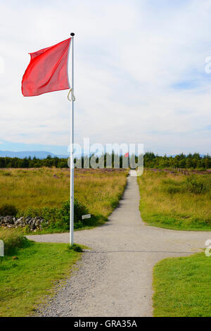 Linie von Flags, die Angabe der vordersten Front der Regierungsarmee auf Culloden Moor Schlachtfeld Website, in der Nähe von Inverness, Highland, Schottland Stockfoto