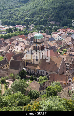 Kaysersberg mit Kirche Sainte-Croix, Kaysersberg, Haut-Rhin, Elsass, Frankreich, Europa Stockfoto