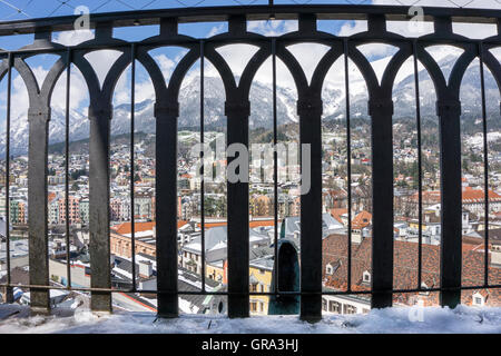 Blick vom Stadtturm auf die Stadt Innsbruck, Tirol, Österreich, Europa Stockfoto