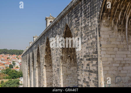 Das Águas Livres Aquädukt (Aqueduto Das Águas Livres "Aquädukt des freien Wassers") ist ein historisches Aquädukt in Lissabon. Stockfoto