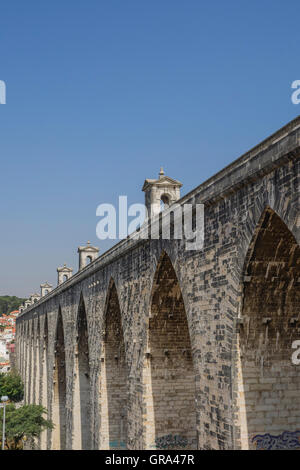 Das Águas Livres Aquädukt (Aqueduto Das Águas Livres "Aquädukt des freien Wassers") ist ein historisches Aquädukt in Lissabon. Stockfoto