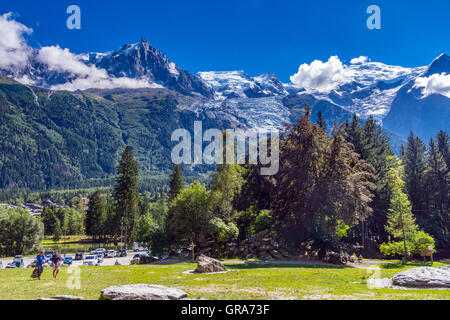 Mont Blanc und die Aiguilles von Chamonix aus Lac de Gaillands, Chamonix-Mont-Blanc Stockfoto