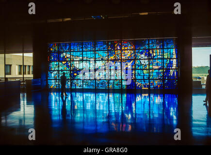 Getöntes Glasfenster in den Flughafen von Caracas, Venezuela. Stockfoto