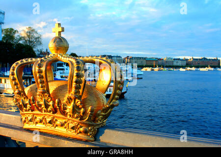 Skeppsholmsbron (Skeppsholm Brücke) mit seiner berühmten goldenen Krone In Stockholm, Schweden Stockfoto
