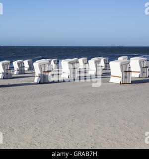 Senken Sie Liegestühle am Strand, Wangerooge, Osten friesische Insel, Ostfriesland, Niedersachsen, Deutschland, Europa Stockfoto