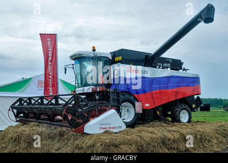 Neuer Mähdrescher steht auf einer Plattform Stockfoto