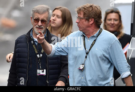 Steven Spielberg (links) und ausführender Produzent Adam Somner (rechts) am Set von bereit ein Spieler im Jewellery Quarter, Birmingham. Stockfoto