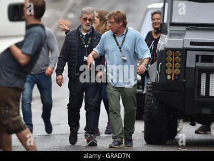 Steven Spielberg (links) und ausführender Produzent Adam Somner (rechts) am Set von bereit ein Spieler im Jewellery Quarter, Birmingham. Stockfoto