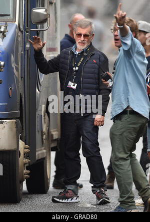 Steven Spielberg (links) und ausführender Produzent Adam Somner (rechts) am Set von bereit ein Spieler im Jewellery Quarter, Birmingham. Stockfoto