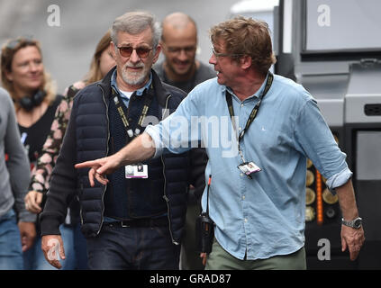 Steven Spielberg (links) und ausführender Produzent Adam Somner (rechts) am Set von bereit ein Spieler im Jewellery Quarter, Birmingham. Stockfoto