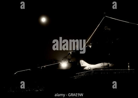 In der Nacht auf der Uss Midway Museum Stockfoto