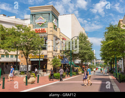 SILVER SPRING, MARYLAND, USA - Downtown Silver Spring Einkaufsviertel und Menschen auf der Fußgängerzone. Stockfoto