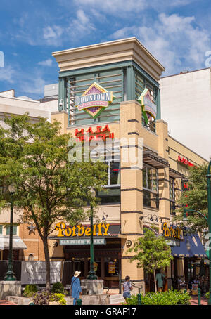 SILVER SPRING, MARYLAND, USA - Downtown Silver Spring Einkaufsviertel und Menschen. Stockfoto