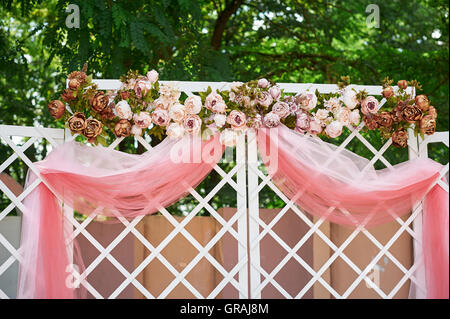 schöne Hochzeit Bogen im Park für die Zeremonie Stockfoto