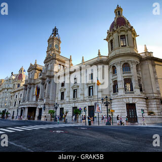 Seitliche Sicht auf das Gebäude des Rathauses im Stadtzentrum von Valencia, Spanien Stockfoto