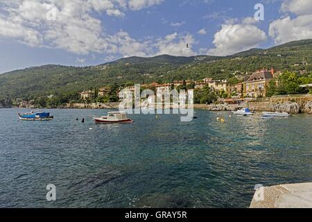 Villen an der Küste im Süden von Lovran, Istrien, Kroatien Stockfoto