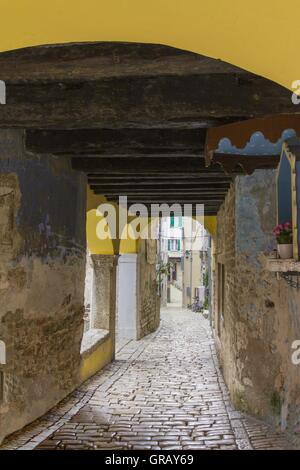 Kleine Gasse In die alte Stadt Rovinj Rovigno Stockfoto