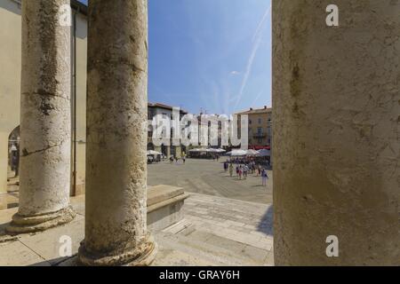 Blick aus dem Tempel der Roma und Augustus auf dem Forum Romanum In Pula Pola Stockfoto