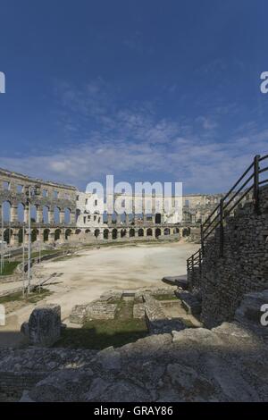 Römisches Amphitheater In Pula, erbaut von Kaiser Vespasian, Arkaden Ring innen, Istrien, Kroatien, nach Nordwesten Stockfoto