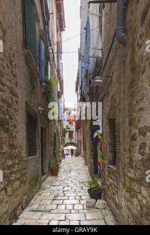 Gepflasterte Straße In der Altstadt von Rovinj Stockfoto