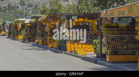 Obst- und Gemüsestände im Neretva-Delta mit einer Vielzahl von Früchten und anderen Produkten aus der Region Neretva Stockfoto