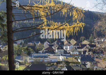 Blick vom Friedhof Mount auf Wallenfels Stockfoto