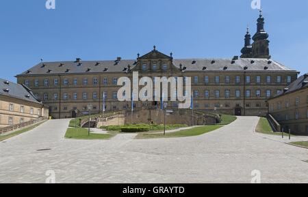 Kloster Banz Innenhof mit dem Hauptgebäude und Flügel und Türme der Klosterkirche Stockfoto