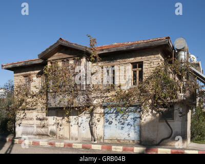 Altes Haus In Tasagil mit den typischen hölzernen Erker, der auf der Straße über den Plan hinaus erstreckt Stockfoto