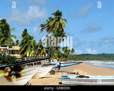 Boote am Strand von St. Joseph In Trinidad Stockfoto