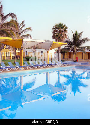 Sonnenaufgang am Hauptpool im Oasis Atlantico Hotel. Praia, Ilha de Santiago, Kapverdische Inseln, Afrika. Stockfoto