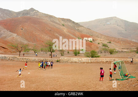 Kinder spielen Fußball auf der Insel Sao Vicente, Kap-Verde Inseln, Afrika. Stockfoto