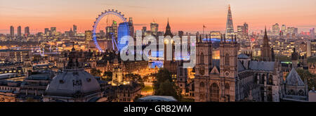 Die Skyline von London bei Tagesanbruch von den Dächern. Die berühmte Skyline von London bei Sonnenaufgang Stockfoto