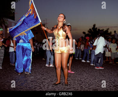 Junge Menschen Proben in den Straßen von Patam für den kommenden Karneval. Fogo, Kapverdische Inseln, Afrika. Stockfoto