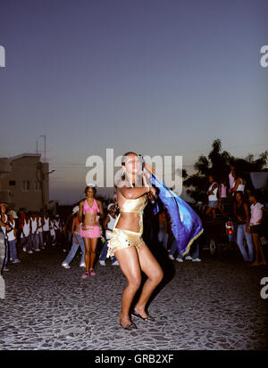 Junge Menschen Proben in den Straßen von Patam für den kommenden Karneval. Fogo, Kapverdische Inseln, Afrika. Stockfoto