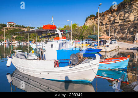 Hölzerne Fischerboote ankern in der Bucht von Tsilivi. Zakynthos, griechische Insel im Ionischen Meer Stockfoto