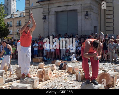 Männer hacken Protokolle in einem Wettbewerb in La Granja de San Ildefonso, Spanien 21. August 2016 - Copyright fotografieren John Voos Stockfoto