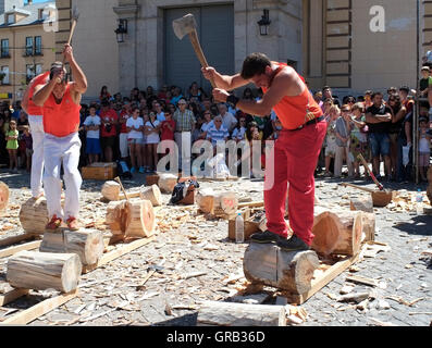 Männer hacken Protokolle in einem Wettbewerb in La Granja de San Ildefonso, Spanien 21. August 2016 - Copyright fotografieren John Voos Stockfoto