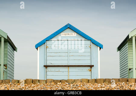 Strandhütten auf Calshot Strand, Hampshire, UK Stockfoto